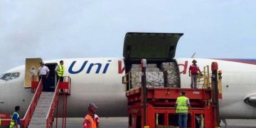 Primer envío de ayuda de la Cruz Roja trae medicinas y plantas eléctricas para dotar a hospitales