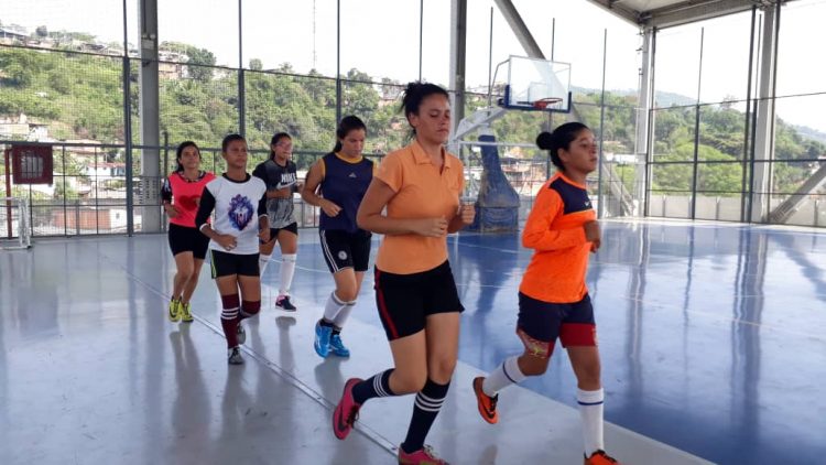 Futsala femenino entrena fuerte con nuevos talentos