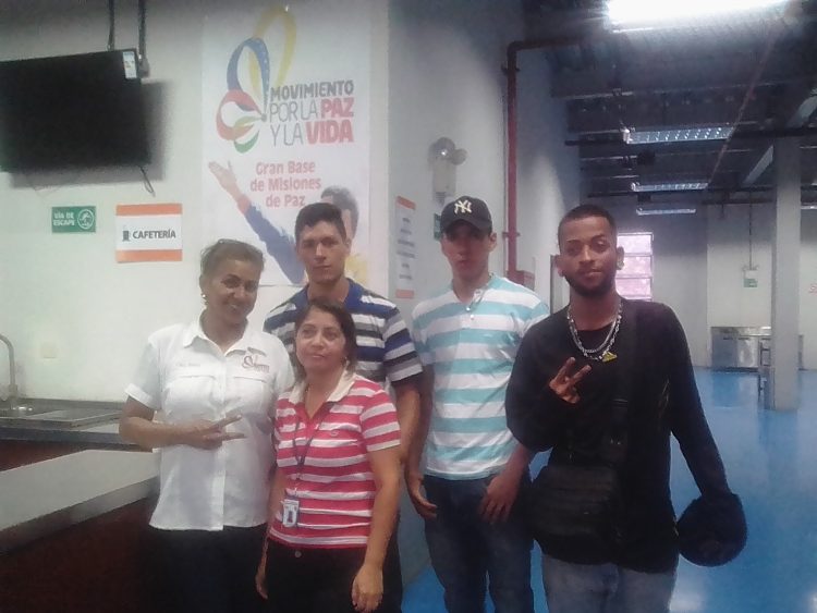 Clara Rivera y su equipo, junto a los atletas de MMA