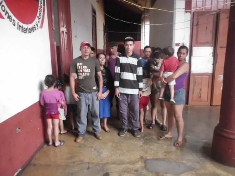 Vieja estructura amenaza familias refugiadas en edificio de sanidad