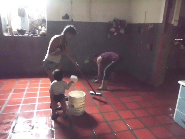 Vieja estructura amenaza familias refugiadas en edificio de sanidad