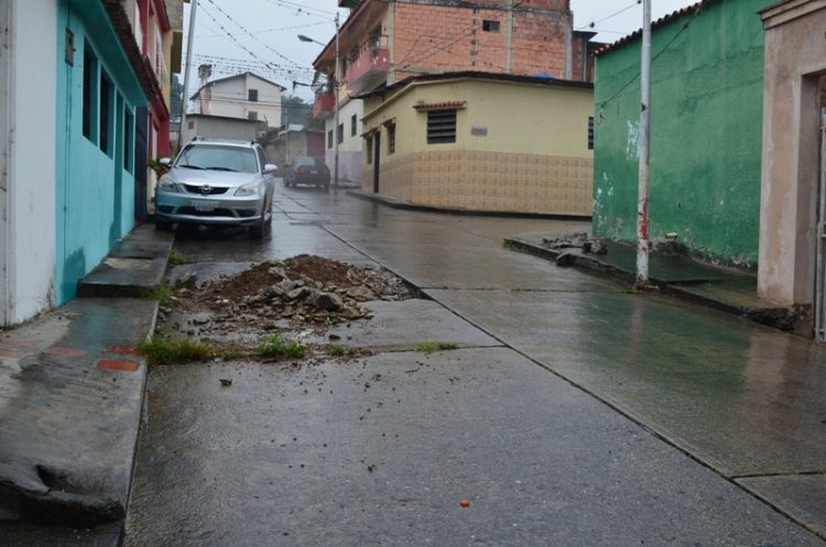 Calle Ruíz Pineda de la Sabanita con un hueco en el cruce de la transversal