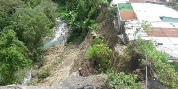 Vieja estructura amenaza familias refugiadas en edificio de sanidad