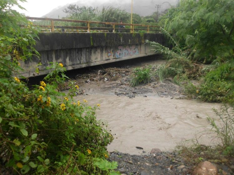 Nuevamente   colmata quebrada en el puente San Isidro de La Sabanita