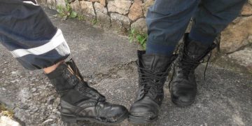 Bomberos sin uniformes ni botas de seguridad