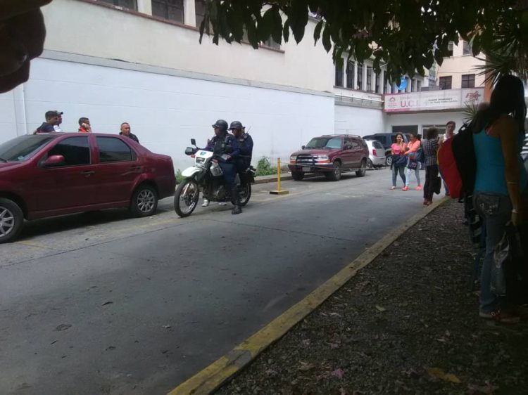 Dos policías muertos y dos heridos al impactar motos 