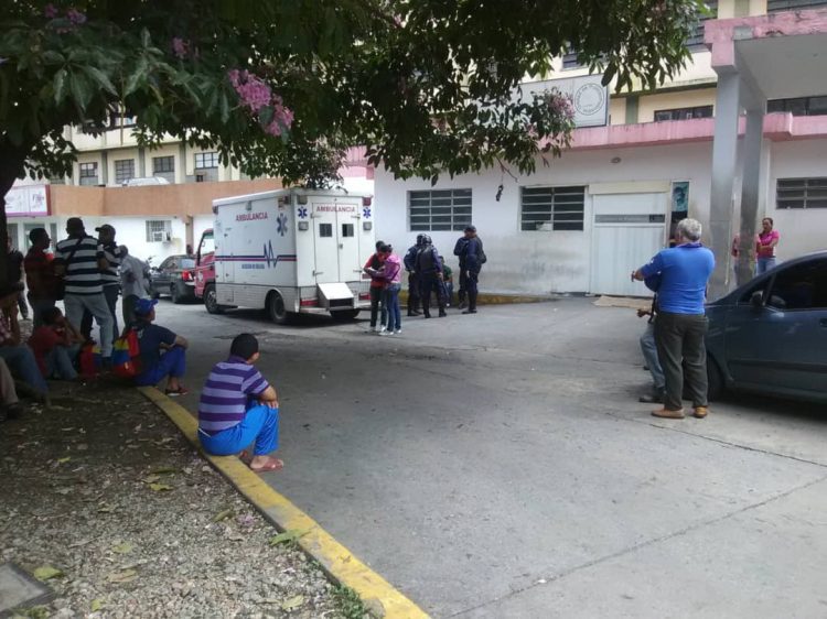 Dos policías muertos y dos heridos al impactar motos 