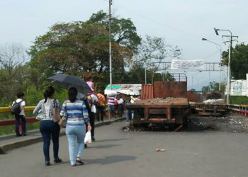 Cobran con pesos y alimentos paso por el Puente Francisco de Paula Santander
