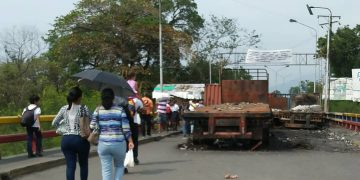 Cobran con pesos y alimentos paso por el Puente Francisco de Paula Santander