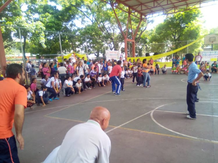 Actividades en la cancha del Liceo Rafael Rangel en Valera