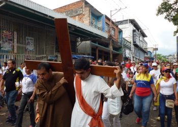 Obispo reza Vía Crucis meditando sobre la situación de la crisis venezolana
