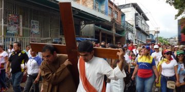 Obispo reza Vía Crucis meditando sobre la situación de la crisis venezolana