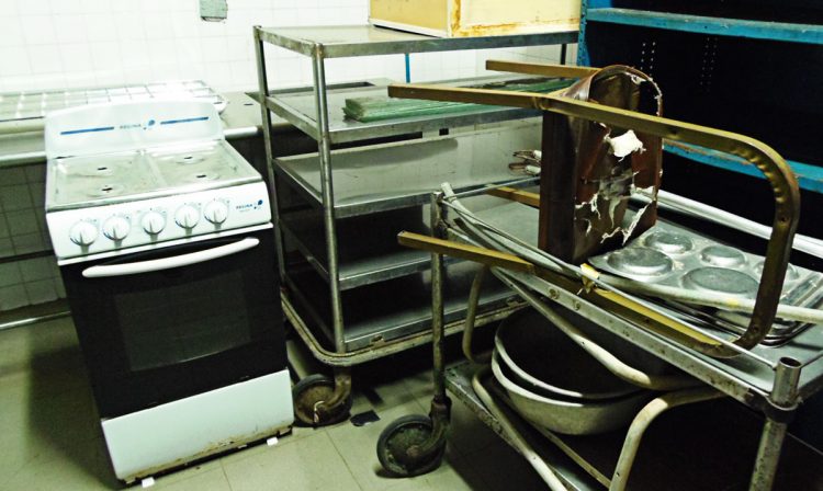 Sin lavandería y sin cocina para pacientes y empleados