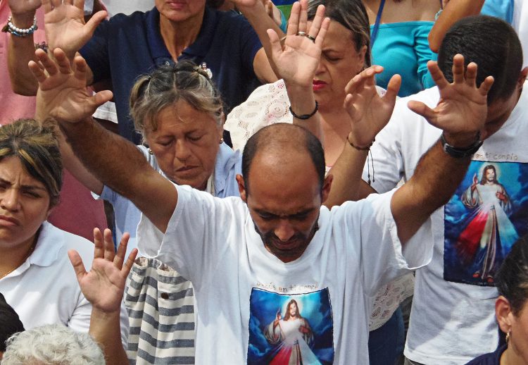 Valera se unió en oración y adoración a la Divina Misericordia