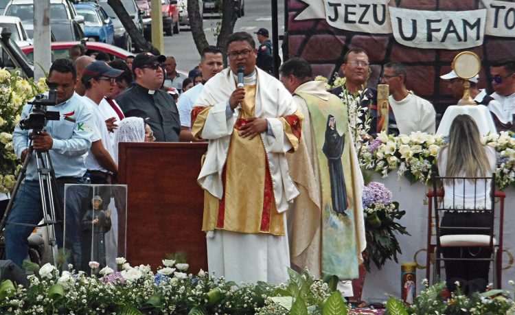 Valera se unió en oración y adoración a la Divina Misericordia