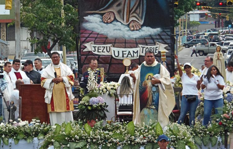 Valera se unió en oración y adoración a la Divina Misericordia