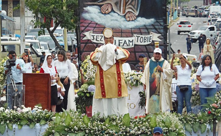 Valera se unió en oración y adoración a la Divina Misericordia