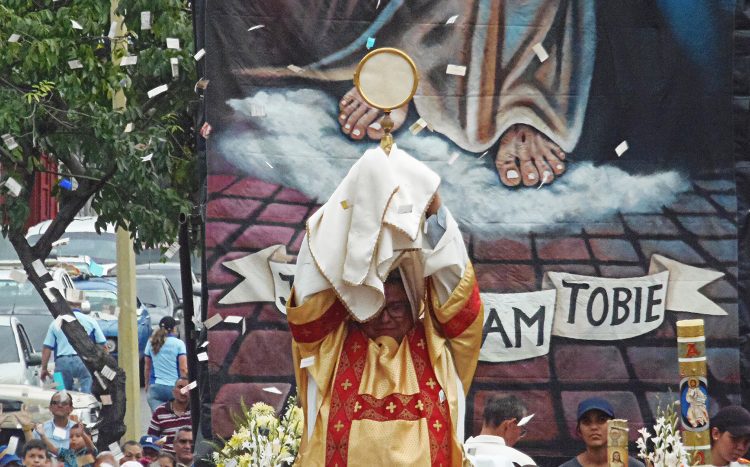 Valera se unió en oración y adoración a la Divina Misericordia