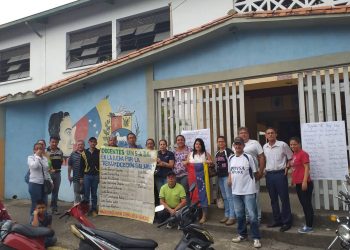Por protestar le suspendieron el sueldo a 16 educadores del “Francisco de Paula Reina” de Colón