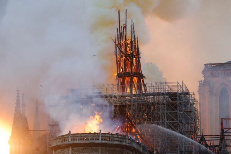Un incendio arrasa la catedral de Notre Dame de París