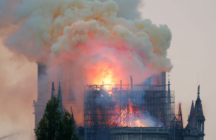 Un incendio arrasa la catedral de Notre Dame de París