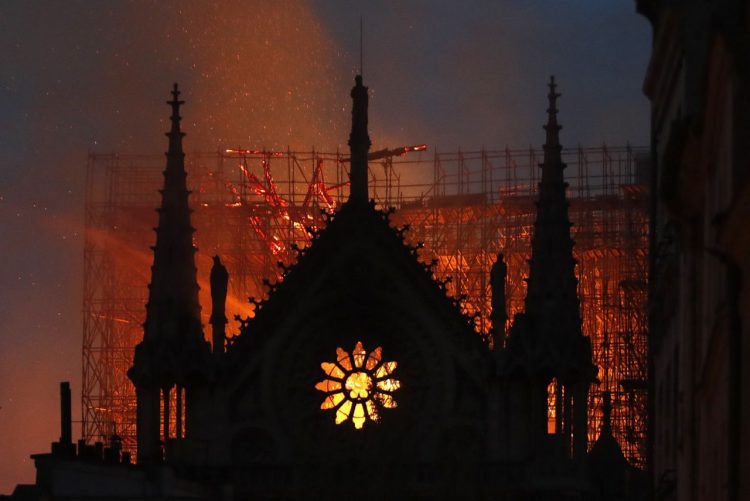 Un incendio arrasa la catedral de Notre Dame de París