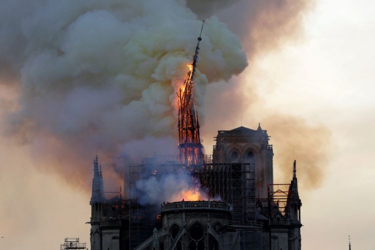 Un incendio arrasa la catedral de Notre Dame de París