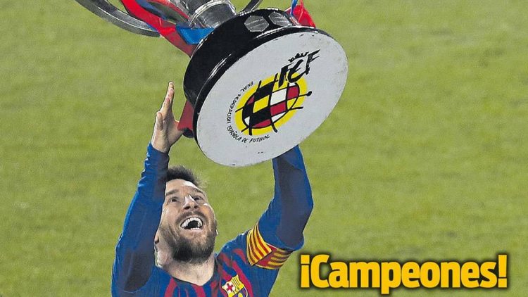 Lio Messi alzando un nuevo trofeo de la Liga