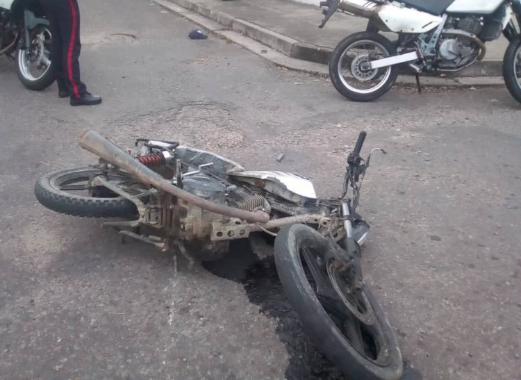 La motocicleta  utilizada por los delincuentes fue recuperada por la comisión mixta conformada por efectivos de la policía estadal y Guardia Nacional Bolivariana (Fotos: Prensa Politáchira)