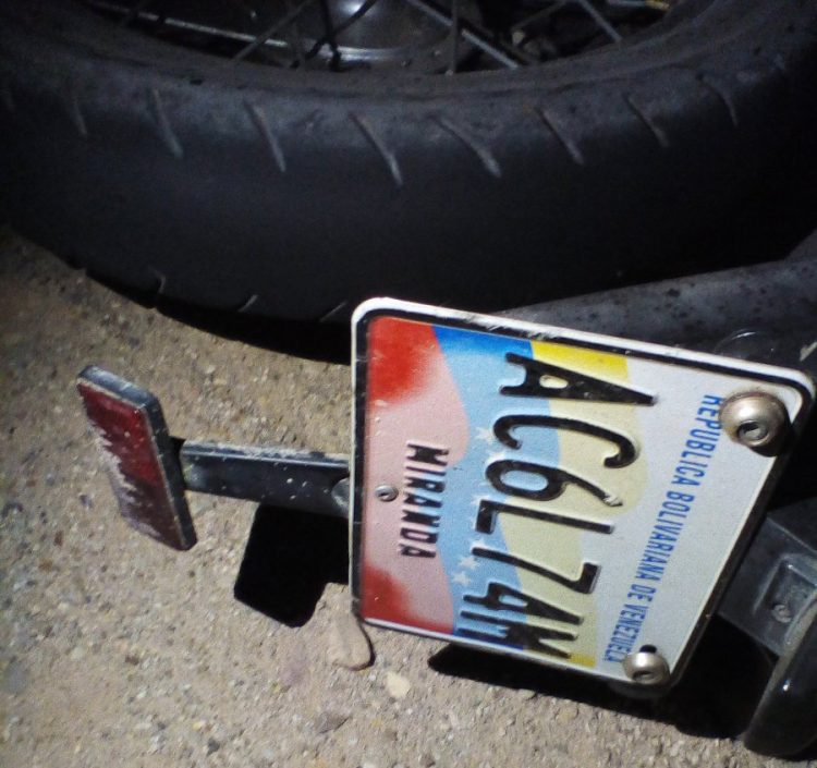 .- Tan solo una de las motocicletas involucradas en el accidente, portaba placa de identificación (Foto Rodolfo Delgado Hernández