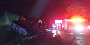 Robaron mercancía a camión de Coca Cola que volcó la noche del martes en Av. Sucre