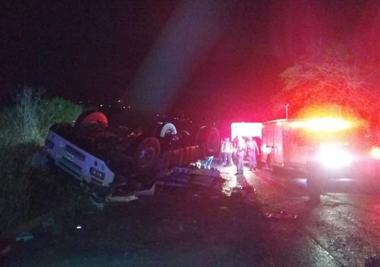 Rescatista de Protección Civil Táchira  prestaron auxilio  al conductor, y lo llevaron al Hospital Central, a causa de lesiones de consideración (Foto: Prensa PC-Táchira)