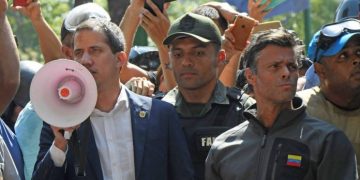 Guaidó junto a militares lideran movilización desde Altamira hacia oeste de Caracas