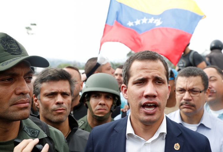 El líder opositor venezolano Juan Guaidó habla con periodistas en Caracas, Venezuela, junto a  militares y el dirigente Leopoldo López. 30 de abril de 2019. REUTERS/Carlos García Rawlins