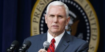 Pence: precios del petróleo hacen que EEUU mantenga sanciones contra Venezuela