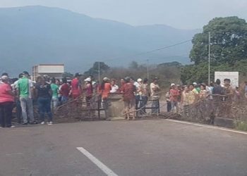 Trancan autopista San Cristóbal – La Fría para exigir suministro de gas doméstico
