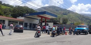 Boconeses se muestran molestos al tratar de surtir combustible