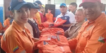 Funcionarios de Protección Civil Boconó reciben dotación de uniformes