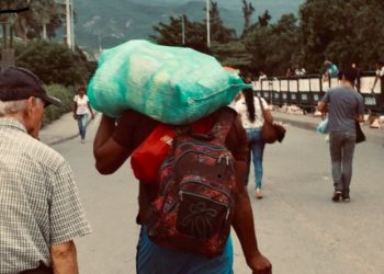Huyendo del hambre se convierten en “mulas” de carga