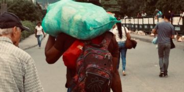 Huyendo del hambre se convierten en “mulas” de carga