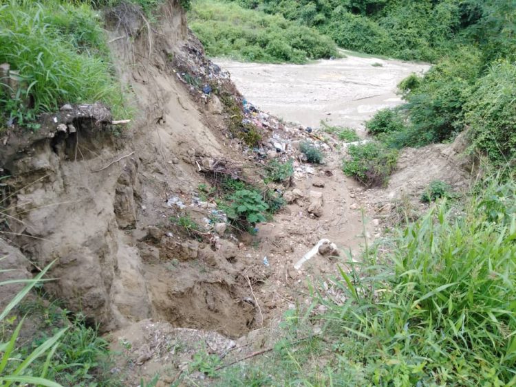 Familias de San Alejo amenazadas por aguas de quebrada