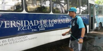 Estudiantes de la ULA limpian sus buses