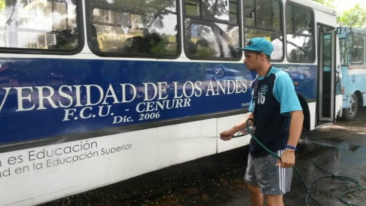 Los estudiantes de la ULA limpiaron dos buses que se mantienen en servicio para la comunidad universitaria. Fotos: Cortesía Rodolfo Paredes