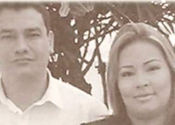 Triple reconocimiento recibe Toni Berticci junto a su esposa
