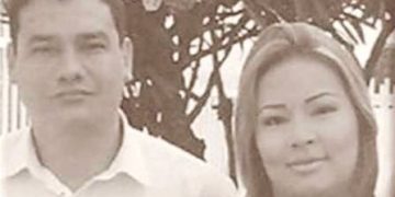 Triple reconocimiento recibe Toni Berticci junto a su esposa