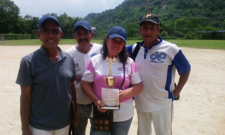 La madre de Barradas, Yasmira Linarez, hizo entrega del trofeo a los ganadores.
