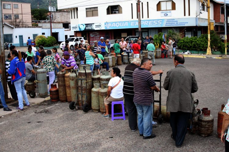 Habitantes  de La Popita aseguran que trancarán avenida Ferrero Tamayo hasta que les lleven el servicio. Fotos: Carlos E. Ramírez