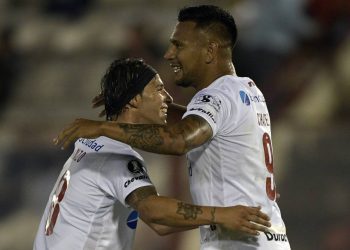 Lara sale goleado pero jugará Sudamericana