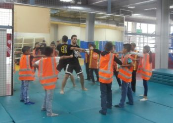 Luis Laurenti enseña karate a patrulla escolar