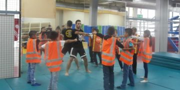 Luis Laurenti enseña karate a patrulla escolar